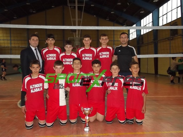 Voleybol Turnuvasının galibi Ali Altıparmak Ortaokulu