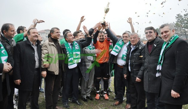 Alaağaçspor şampiyonluğu kutladı