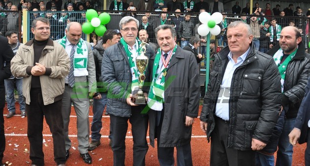 Alaağaçspor şampiyonluğu kutladı
