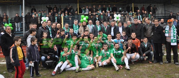 Alaağaçspor şampiyonluğu kutladı
