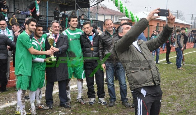 Alaağaçspor şampiyonluğu kutladı
