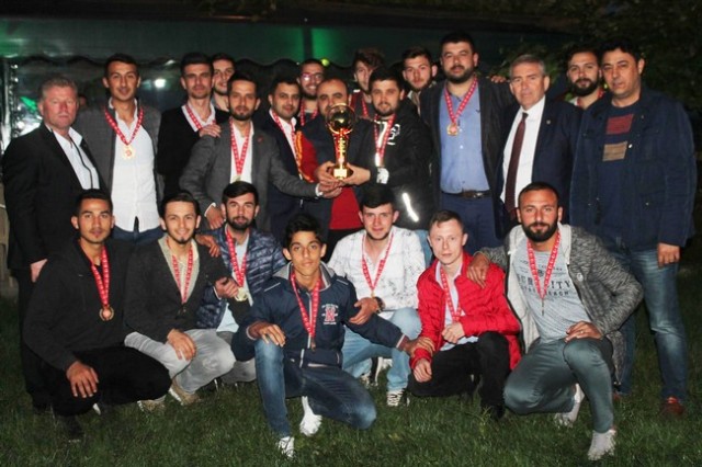 Alandüzüspor kupasına kavuştu