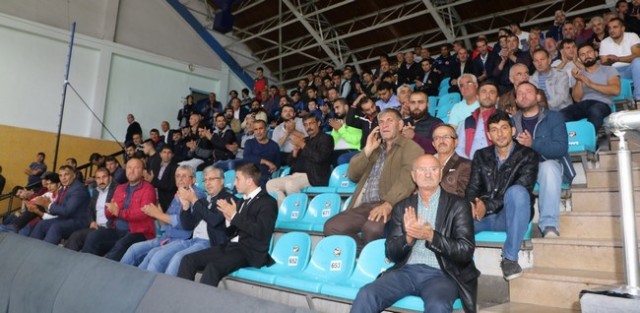 Amatörlere Gençlik Spordan Malzeme Desteği