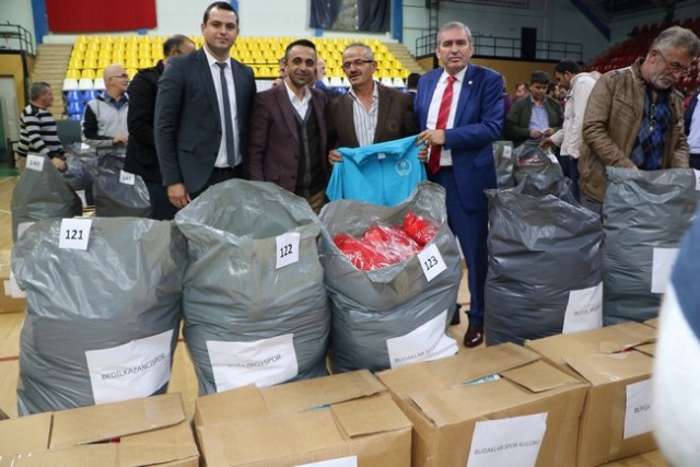 Amatörlere Gençlik Spordan Malzeme Desteği