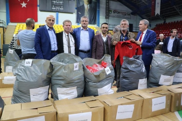 Amatörlere Gençlik Spordan Malzeme Desteği
