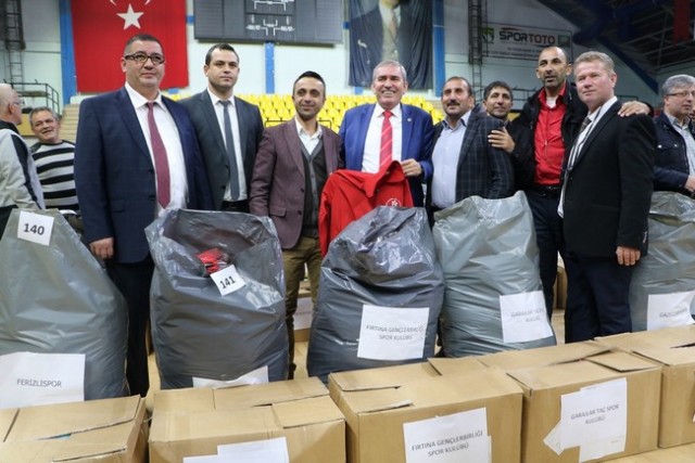 Amatörlere Gençlik Spordan Malzeme Desteği