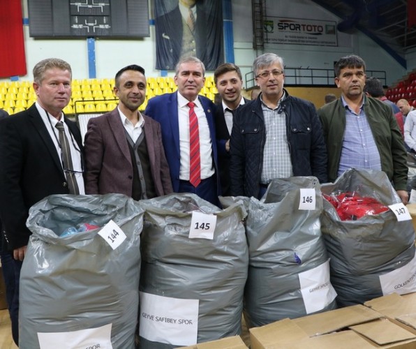 Amatörlere Gençlik Spordan Malzeme Desteği