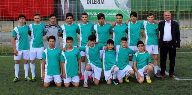 Arifiye'de 2016 Şampiyonu Üzeyir Garih Ortaokulu