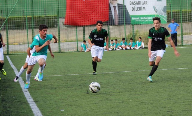 Arifiye'de 2016 Şampiyonu Üzeyir Garih Ortaokulu