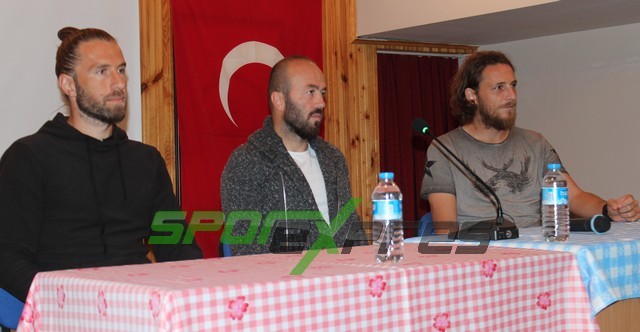 Sakaryasporlu futbolcular öğrencilerle buluştu