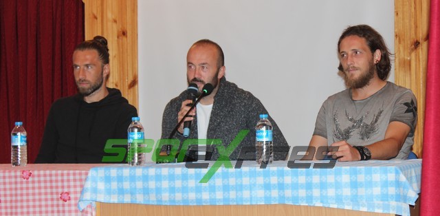 Sakaryasporlu futbolcular öğrencilerle buluştu