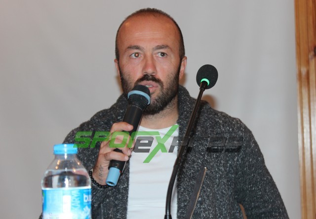Sakaryasporlu futbolcular öğrencilerle buluştu