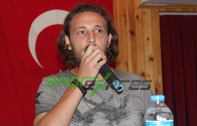 Sakaryasporlu futbolcular öğrencilerle buluştu