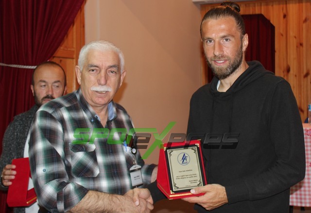 Sakaryasporlu futbolcular öğrencilerle buluştu