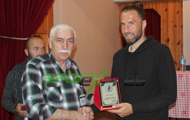 Sakaryasporlu futbolcular öğrencilerle buluştu