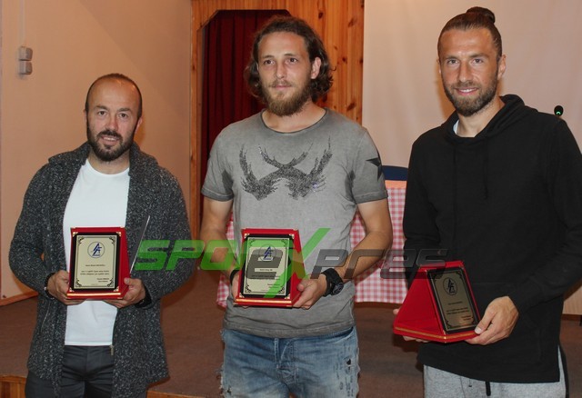 Sakaryasporlu futbolcular öğrencilerle buluştu