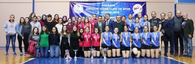 Gençler Voleybolda şampiyonlar kupalarını aldı
