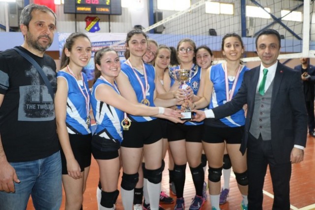 Gençler Voleybolda şampiyonlar kupalarını aldı
