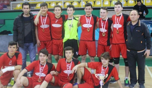 Gençler Voleybolda şampiyonlar kupalarını aldı