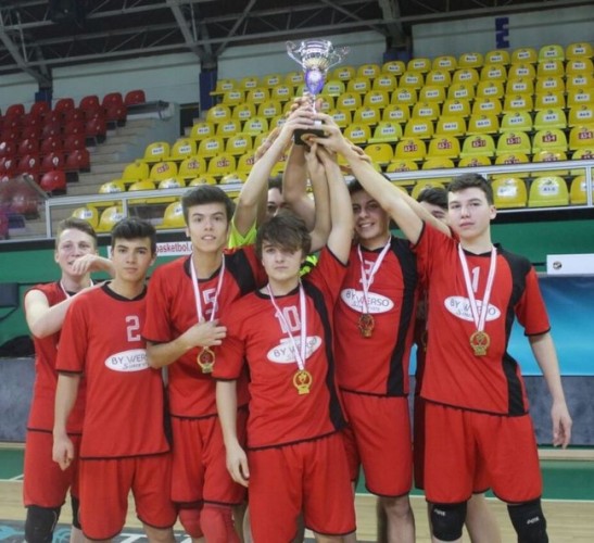 Gençler Voleybolda şampiyonlar kupalarını aldı