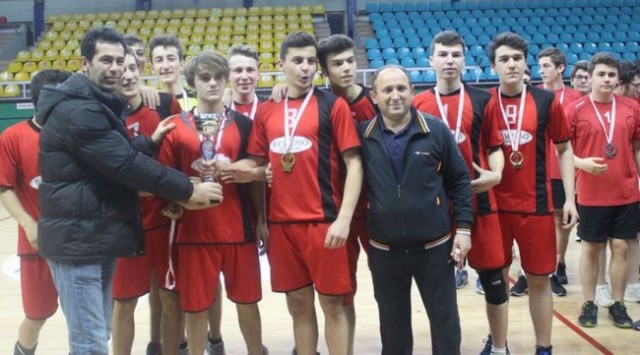 Gençler Voleybolda şampiyonlar kupalarını aldı