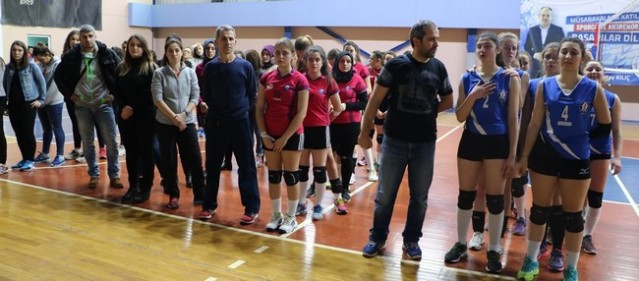 Gençler Voleybolda şampiyonlar kupalarını aldı