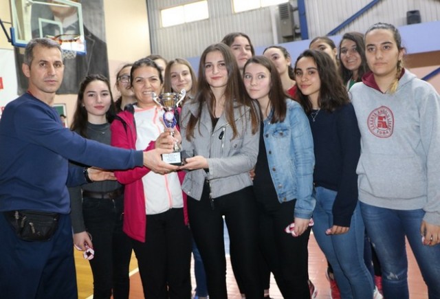Gençler Voleybolda şampiyonlar kupalarını aldı