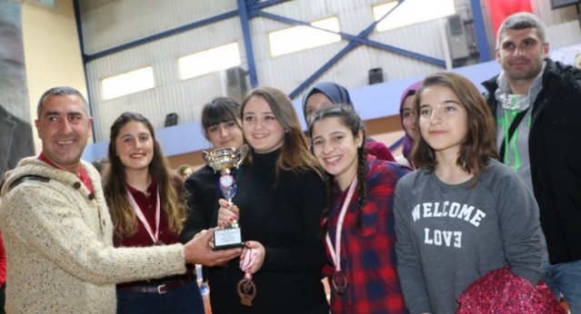 Gençler Voleybolda şampiyonlar kupalarını aldı