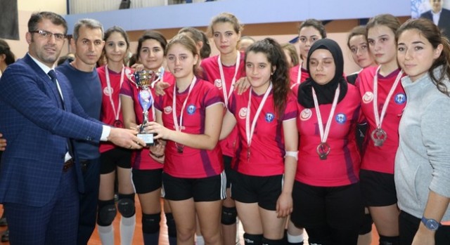 Gençler Voleybolda şampiyonlar kupalarını aldı