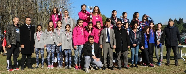 Okullu yıldız ve  gençler yarıştı