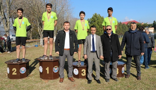 Okullu yıldız ve  gençler yarıştı