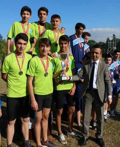 Okullu yıldız ve  gençler yarıştı