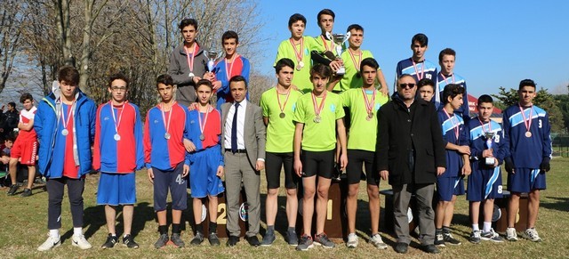 Okullu yıldız ve  gençler yarıştı