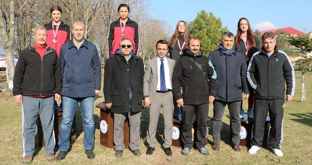 Okullu yıldız ve  gençler yarıştı