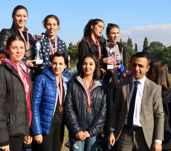 Okullu yıldız ve  gençler yarıştı