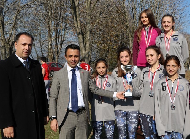 Okullu yıldız ve  gençler yarıştı