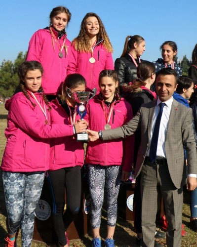Okullu yıldız ve  gençler yarıştı