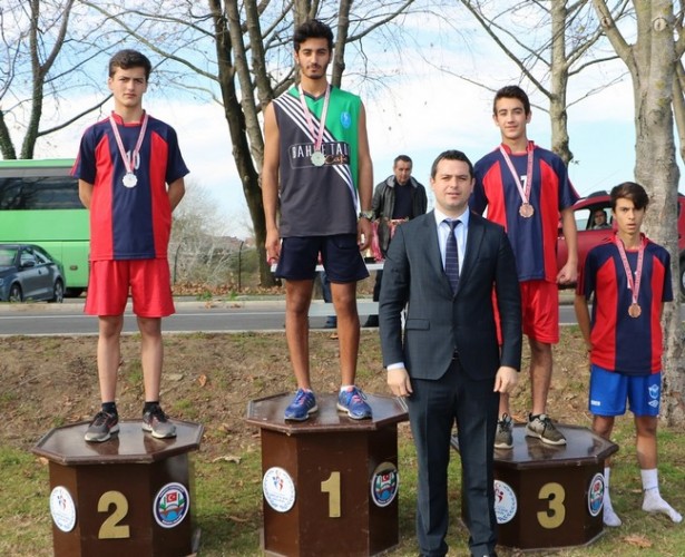 Atletizmde Yıldız ve Gençler Yarıştı