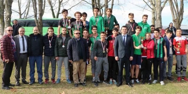 Atletizmde Yıldız ve Gençler Yarıştı