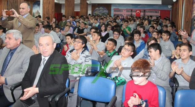 Kral Aykut'un öğrencilerinden Yeşil Siyahlı futbolculara sevgi seli