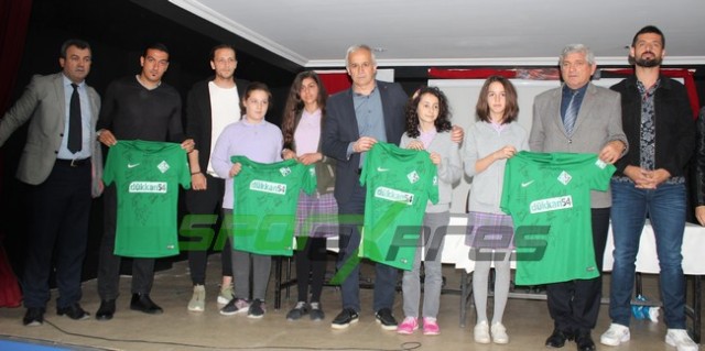 Kral Aykut'un öğrencilerinden Yeşil Siyahlı futbolculara sevgi seli