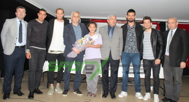 Kral Aykut'un öğrencilerinden Yeşil Siyahlı futbolculara sevgi seli