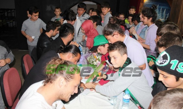 Kral Aykut'un öğrencilerinden Yeşil Siyahlı futbolculara sevgi seli
