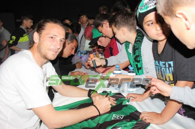 Kral Aykut'un öğrencilerinden Yeşil Siyahlı futbolculara sevgi seli