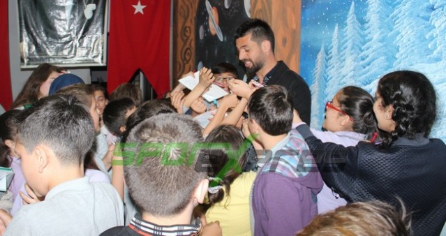 Kral Aykut'un öğrencilerinden Yeşil Siyahlı futbolculara sevgi seli