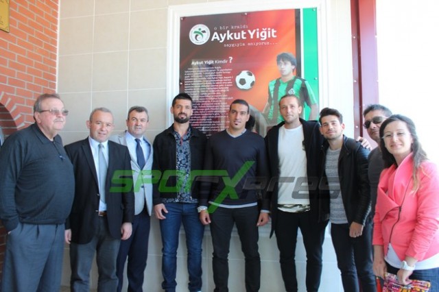 Kral Aykut'un öğrencilerinden Yeşil Siyahlı futbolculara sevgi seli
