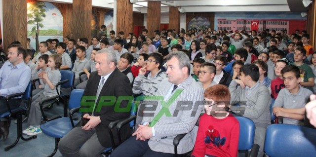Kral Aykut'un öğrencilerinden Yeşil Siyahlı futbolculara sevgi seli