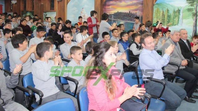 Kral Aykut'un öğrencilerinden Yeşil Siyahlı futbolculara sevgi seli