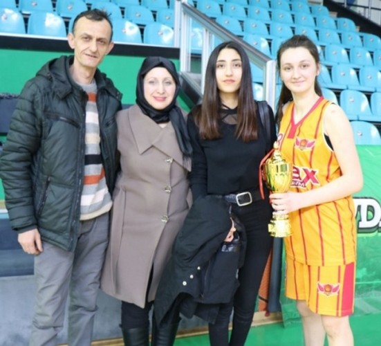 Basketbol'da bayanlar kupalarına kavuştu