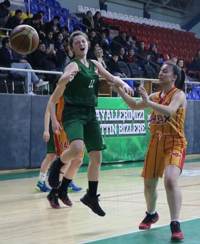 Basketbol'da bayanlar kupalarına kavuştu